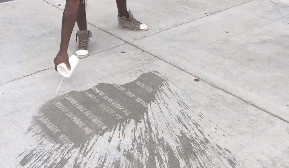 Gradski pločnici prekriveni stihovima koji su vidljivi samo na kiši
