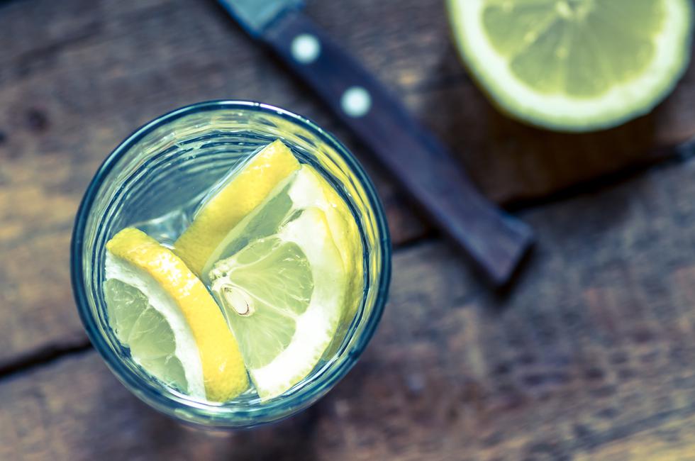 Četiri sjajna razloga zbog kojih bi trebala biti vodu s limunom svakog jutra