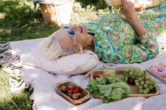 Starija žena zdrava hrana sunce kosti