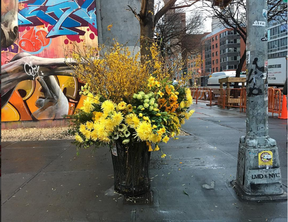 Cvjećar pretvara kante za smeće u cvjetna umjetnička djela