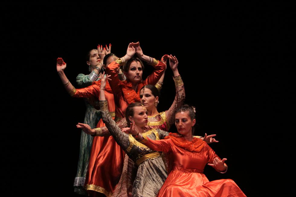 "NIZ VODU, UZ GORU" nova plesna predstava Apsaradha